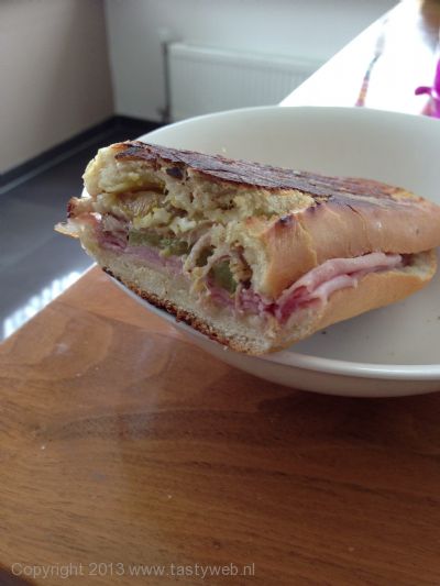 Foto: Gegrillde kip met geroosterde paprika sandwich